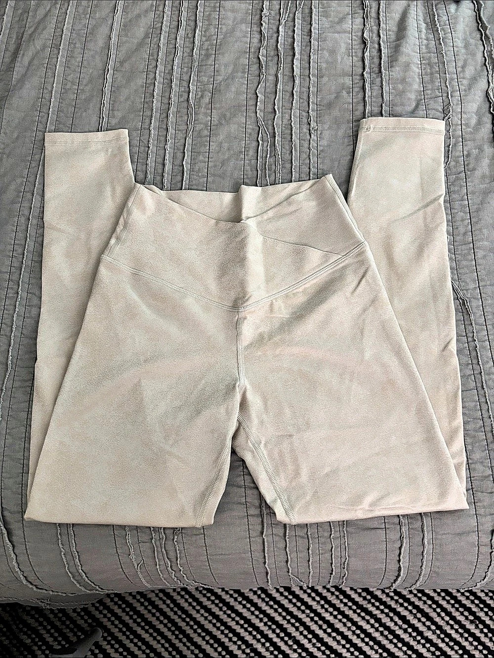 Offline by Aerie Athletic Leggings in Cream Like New